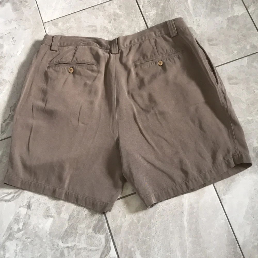 TOMMY BAHAMA Men Tan Pleated 7-Inch 100% Silk Shorts | 38